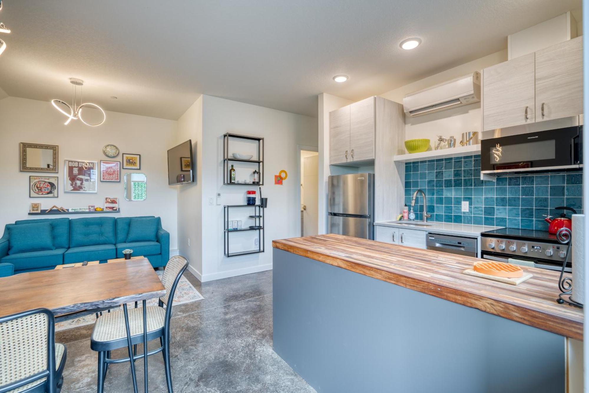 Collection - The Division Street Funk Flat - 94 Walkscore Holiday home